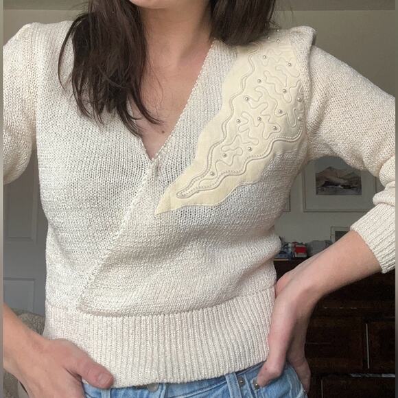 Vtg 80s Elegant Pearl Embellished Cream V Neck Sweater Grandmacore Chic, S/M - Picture 1 of 2